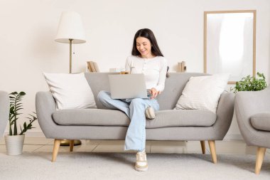 Şarap içen ve evde erkek arkadaşıyla görüntülü sohbet eden genç bir kadın. Online randevu