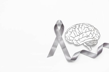 Beyaz arka planda gri farkındalık kurdelesi olan kağıt beyin. Kanser kavramı