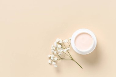 Güzel çingene ve krema kavanozu bej arka planda.