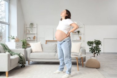 Evde zehirlenmiş hamile bir kadın var.