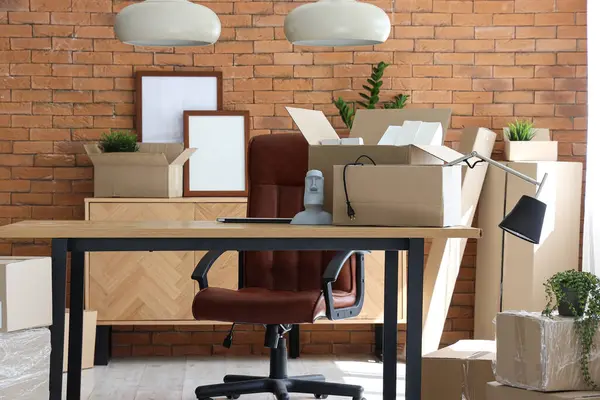 Taşındığı gün karton kutuları olan şık bir ofis.