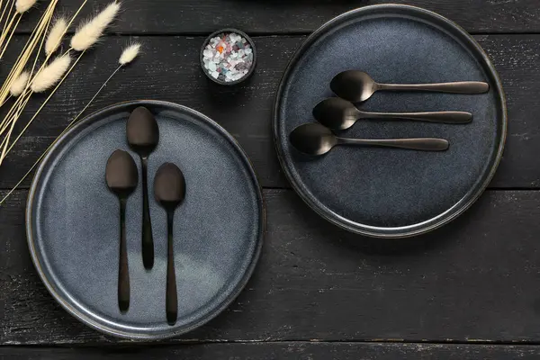 Temiz tabaklar ve siyah ahşap masa üzerinde kurutulmuş lagurular.