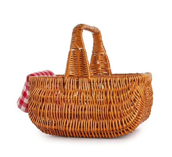 Hasır piknik sepeti ve beyaz arka planda temiz peçete.