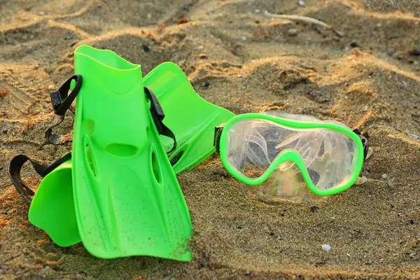 Yeni yüzme maskesi ve kumda yüzgeçler