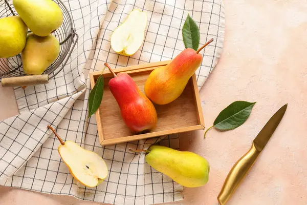 Bej arka planda olgun armutlarla ahşap kutu.