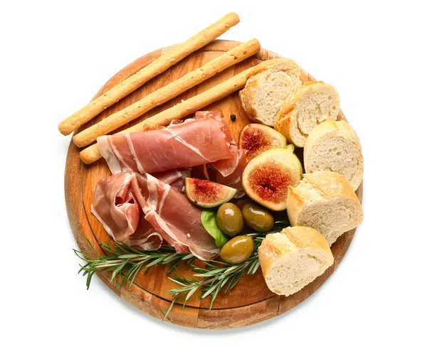 Beyaz arka planda lezzetli prosciutto, ekmek ve İtalyan Grissini dilimleri olan tahta.
