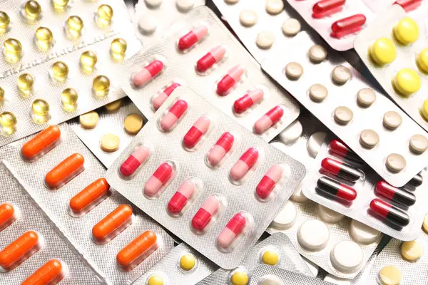 Arka plan olarak farklı haplar içeren kabarcık paketleri