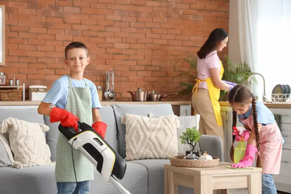 Evdeki temizlik işlerinde annelerine yardım eden sevimli çocuklar.