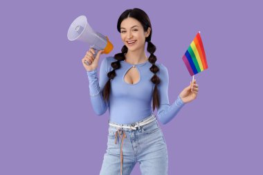 Gökkuşağı bayrağı ve eflatun kaplamalı hoparlörü olan güzel bir genç kadın. LGBT kavramı