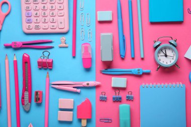 Mavi ve pembe arkaplanda alarm saati olan okul kırtasiyesi