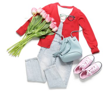 Beyaz arka planda laleler ve çanta ile küçük bir bahar elbisesi