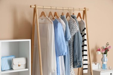 Giysi askısı, raf ünitesi ve tuvalet masası olan şık bir soyunma odası.