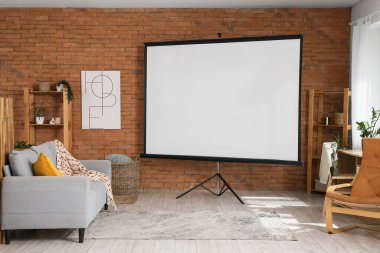 Boş projektör ekran, kanepe ve raf üniteli odanın içi