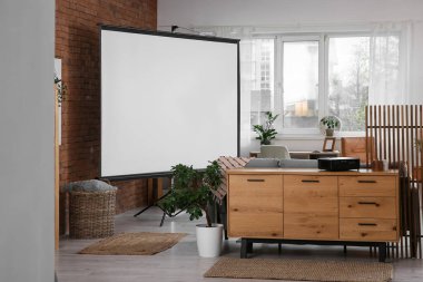 Boş projektör ekran, klozet ve bitkilerin olduğu odanın içi