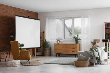 Boş projektör ekran, koltuk ve kanepeli odanın içi.