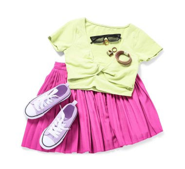 Beyaz arka planda takıları ve aksesuarları olan şık bir kadın bahar elbisesi.