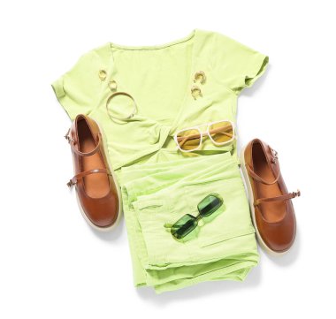 Beyaz arka planda takıları ve aksesuarları olan şık bir kadın bahar elbisesi.