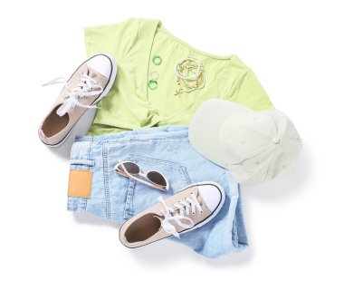 Beyaz arka planda takıları ve aksesuarları olan şık bir kadın bahar elbisesi.