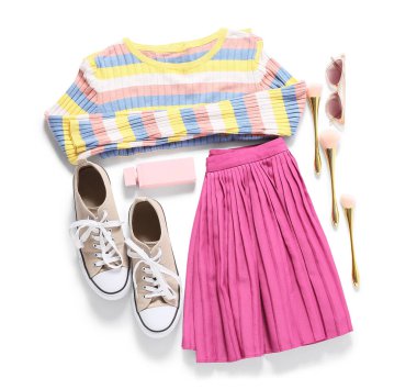 Beyaz arka planda aksesuarlı, makyaj fırçalı ve parfümlü şık bir kadın bahar elbisesi.