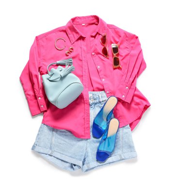 Beyaz arka planda takıları ve aksesuarları olan şık bir kadın bahar elbisesi.