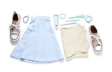 Beyaz arka planda aksesuarlı, makyaj fırçalı ve parfümlü şık bir kadın bahar elbisesi.