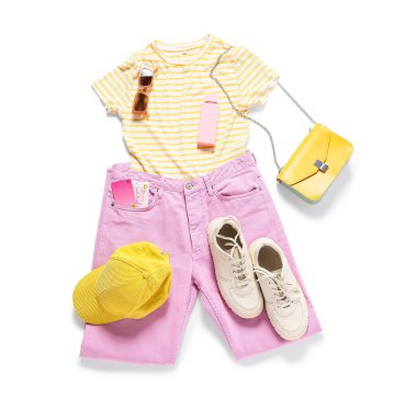 Beyaz arka planda aksesuarları, kredi kartları ve parfümü olan şık bir kadın bahar elbisesi.