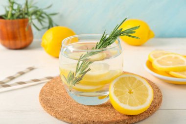 Bir bardak lezzetli limonata ve tepsi beyaz ahşap masada, yakın plan.