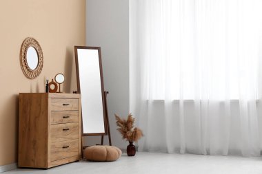 Döşeme aynası, çekmece sandığı ve oda içi puf.