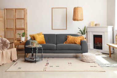 Oturma odası, şömine, kanepe ve masa.