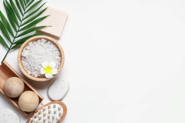 Deniz tuzu, spa aksesuarları ve arka planda palmiye yaprağı karışımı.