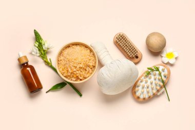 Renkli arka planda deniz tuzu, spa aksesuarları ve çiçeklerle kompozisyon