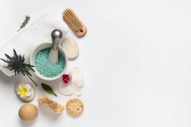 Açık arkaplanda deniz tuzu, spa aksesuarları ve çiçeklerle harç kompozisyonu