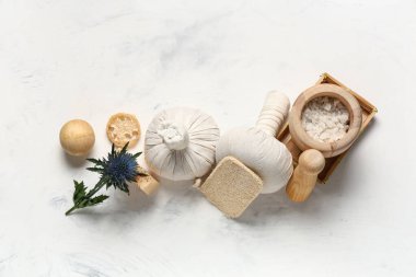 Deniz tuzu ve hafif arka planda farklı spa aksesuarları içeren kompozisyon