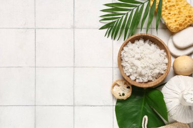 Deniz tuzu, spa aksesuarları ve arka planda palmiye yaprakları içeren kompozisyon