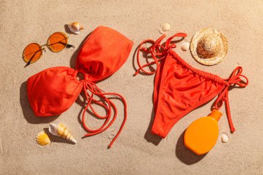 Arka planda kumda mayo, güneş gözlüğü ve deniz kabukları olan yaz kompozisyonu, yakın plan.