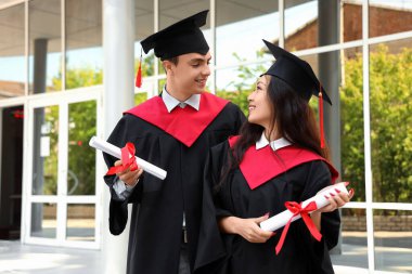 Mezuniyet gününde diploması olan birkaç öğrenci.