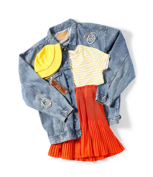 Beyaz arka planda takıları ve aksesuarları olan şık bir kadın bahar elbisesi.