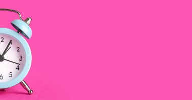 Pembe arkaplanda alarm saati