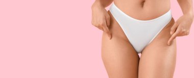 Vücudunda pembe arkaplanı olan, yazı için yeri olan, esneme izleri olan güzel bir genç kadın.