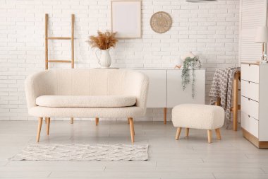 Beyaz kanepe, kanepe ve dolap ile modern oturma odası.