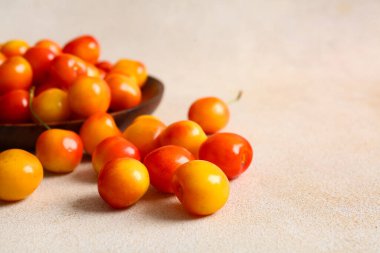 Beyaz arka planda sarı kirazlı tatlı bir tabak