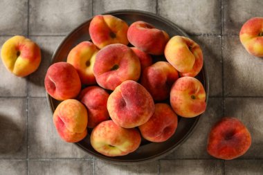 Gri fayanslı tatlı incir şeftalili tabak.