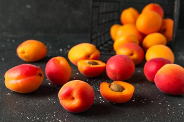 Siyah arka planda tatlı kayısı sepeti