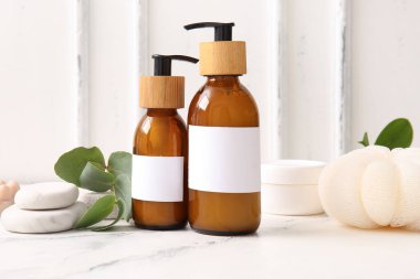 Şampuan şişeleri, spa taşları ve banyo lifi.