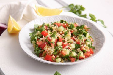 Hafif arka planda nefis tabakta salata, yakın plan.