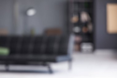 Oturma odası ve siyah kanepenin bulanık görüntüsü