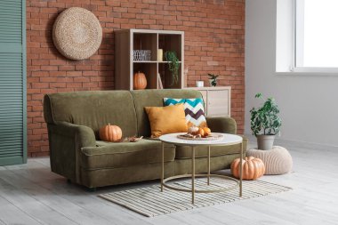 Rahat kanepesi, kabakları ve masası olan modern oturma odası.