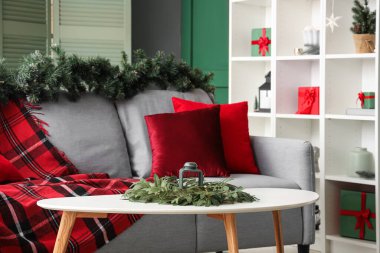 Oturma odasının içinde şık bir Noel dekoru, yakın plan.