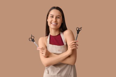 Kahverengi arka planda makaslı kadın kuaför