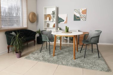 Masası, siyah rahat koltuğu ve raf ünitesi olan güzel bir oturma odası.